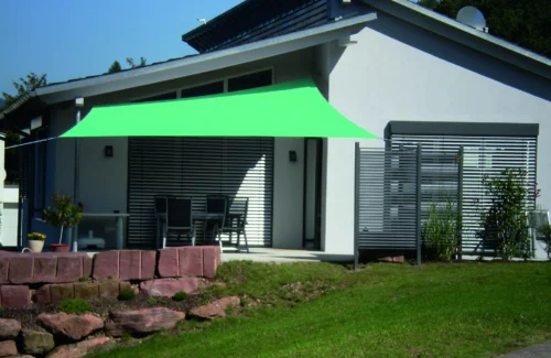 Moderne Terrasse mit grünem Sonnensegel